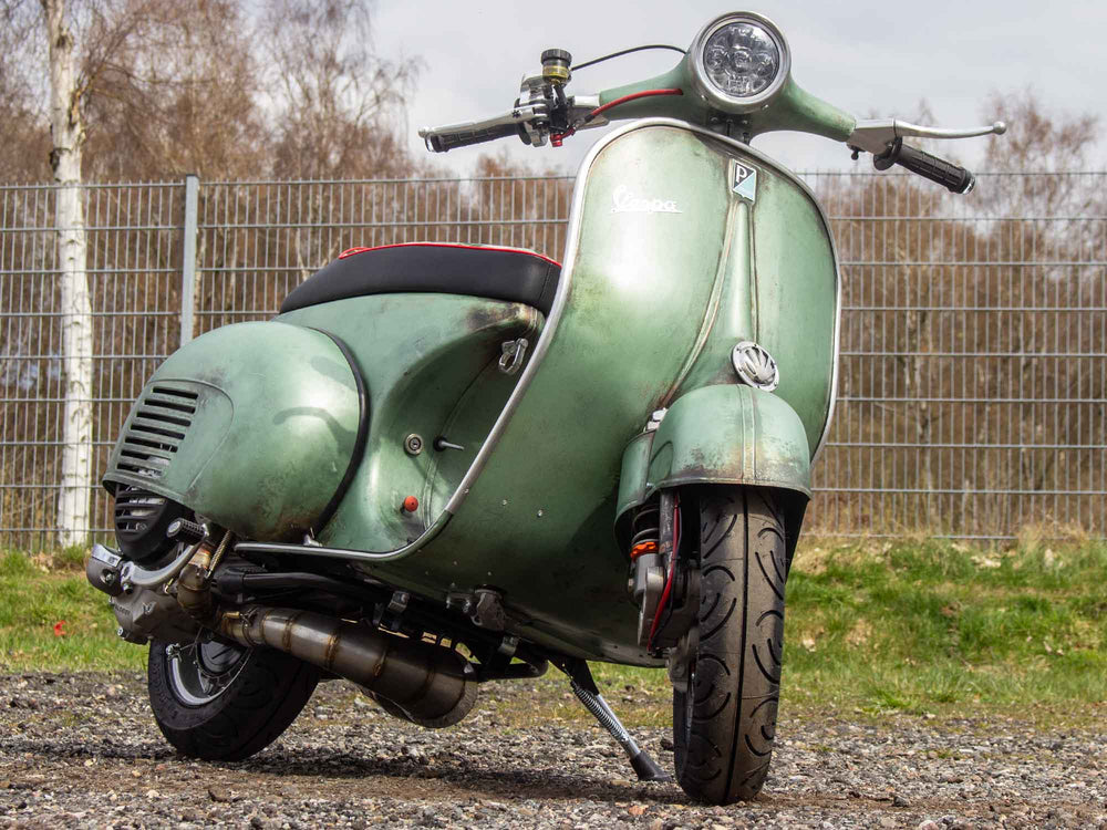 Custom Vespa VNB 244 mit Rennauspuff und Scheibenbremse in Piaggio Verde 6002 Rawstyle