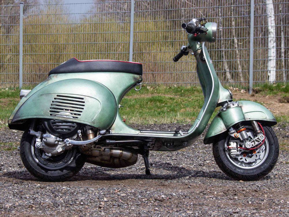 Custom Vespa VNB 244 mit Rennauspuff und Scheibenbremse in Piaggio Verde 6002 Rawstyle