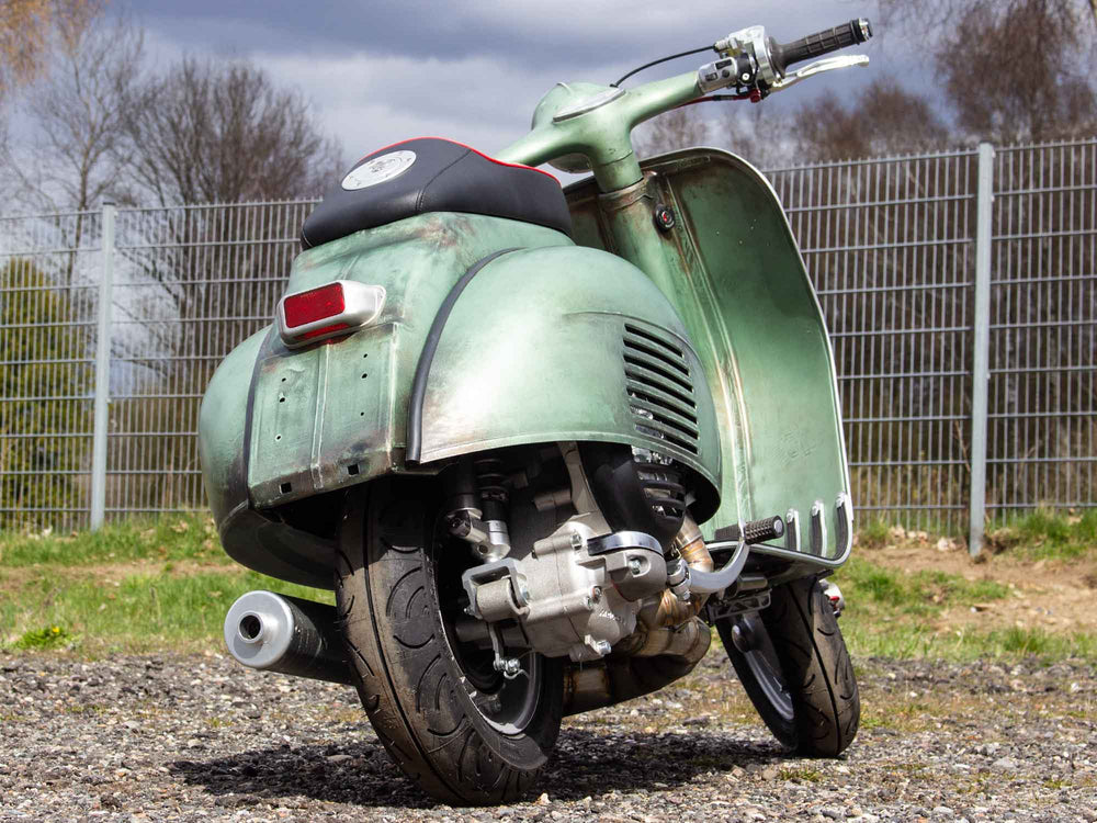Custom Vespa VNB 244 mit Rennauspuff und Scheibenbremse in Piaggio Verde 6002 Rawstyle