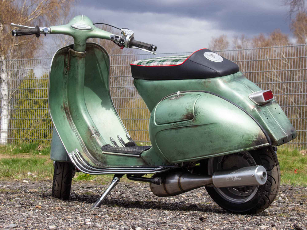 Custom Vespa VNB 244 mit Rennauspuff und Scheibenbremse in Piaggio Verde 6002 Rawstyle