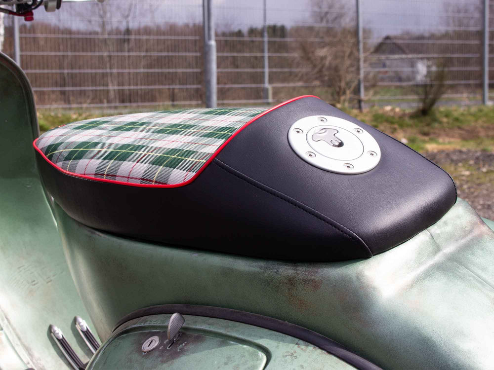 Custom Vespa VNB 244 mit Rennauspuff und Scheibenbremse in Piaggio Verde 6002 Rawstyle