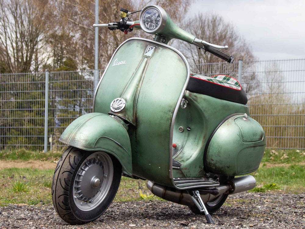 Custom Vespa VNB 244 mit Rennauspuff und Scheibenbremse in Piaggio Verde 6002 Rawstyle