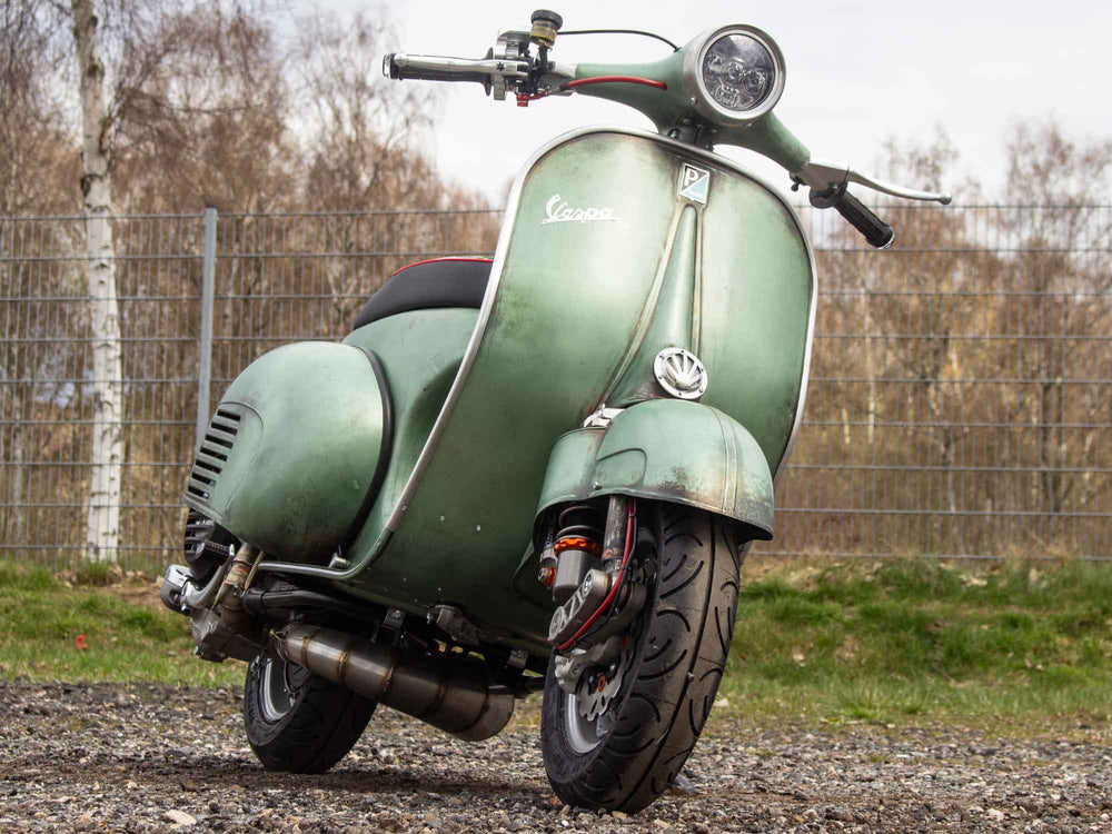 Custom Vespa VNB 244 mit Rennauspuff und Scheibenbremse in Piaggio Verde 6002 Rawstyle