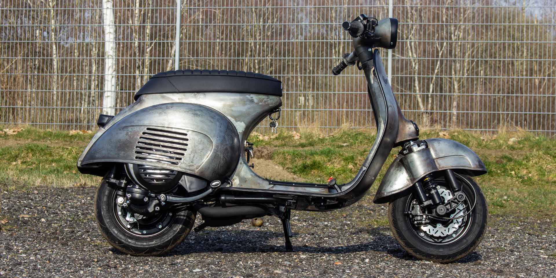 Custom Vespa VNB 244 mit Scheibenbremse Raw Metal Style