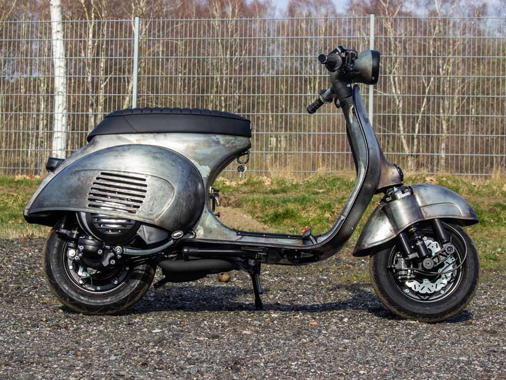 Custom Vespa VNB 244 mit Scheibenbremse Raw Metal Style