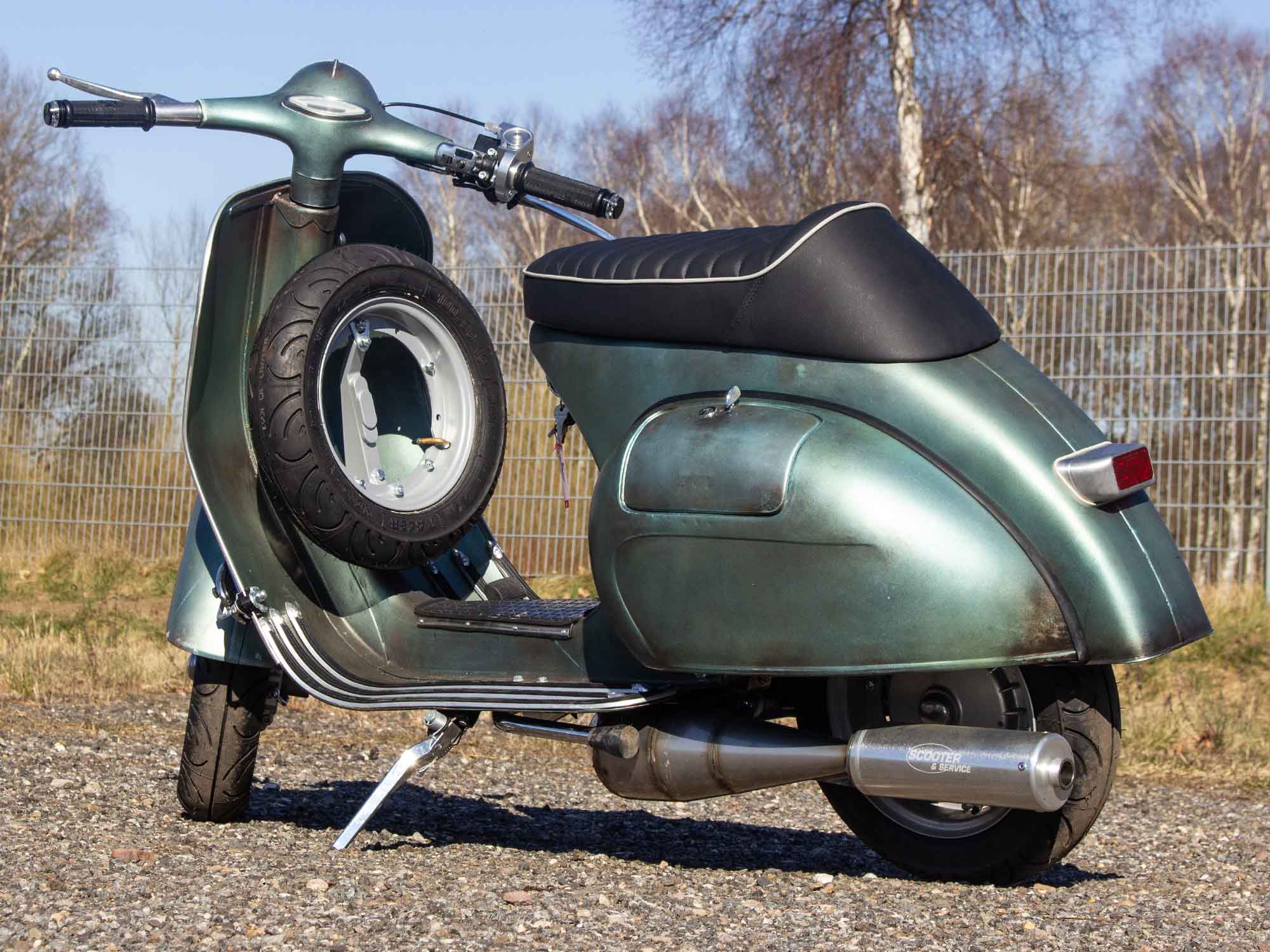 Custom Vespa VNB 244ccm mit Scheibenbremse und Rennauspuff Rawstyle