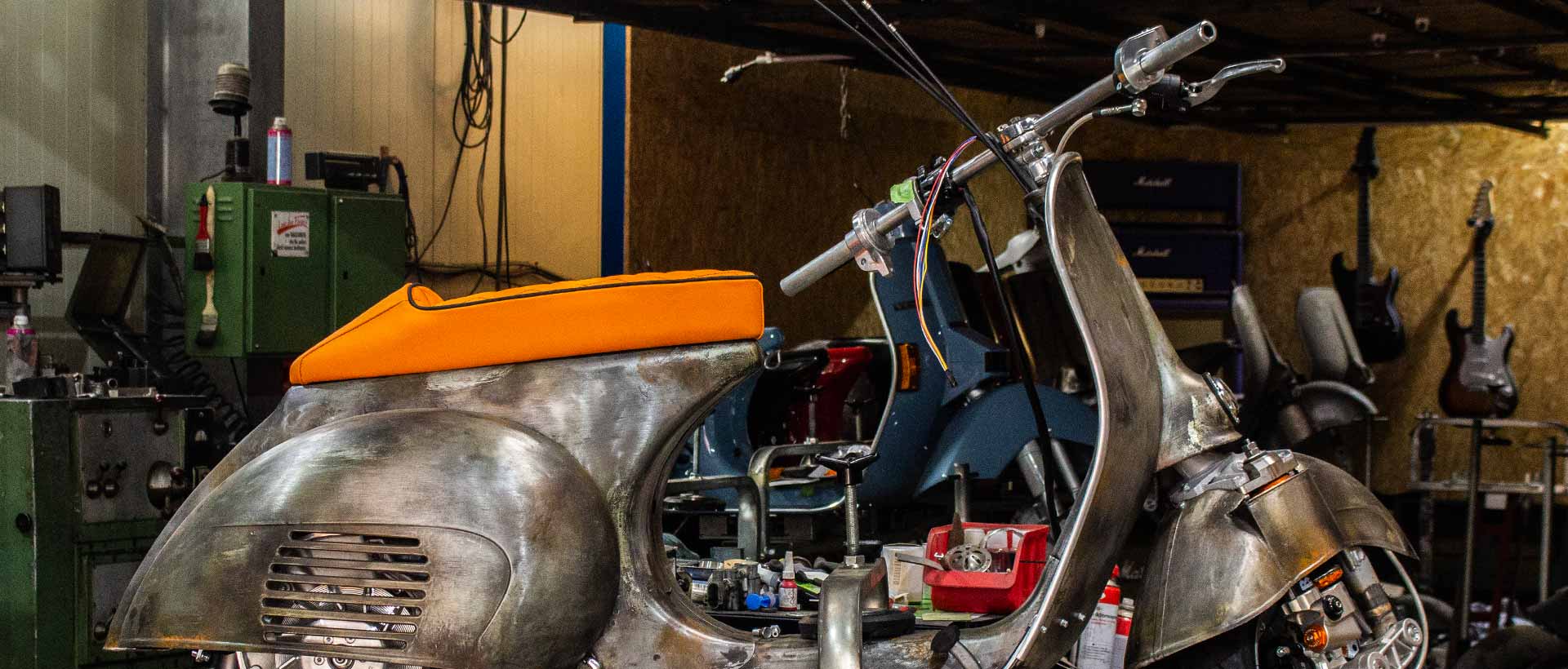 Custom Vespa VNB 250 mit Rohrlenker im Aufbau