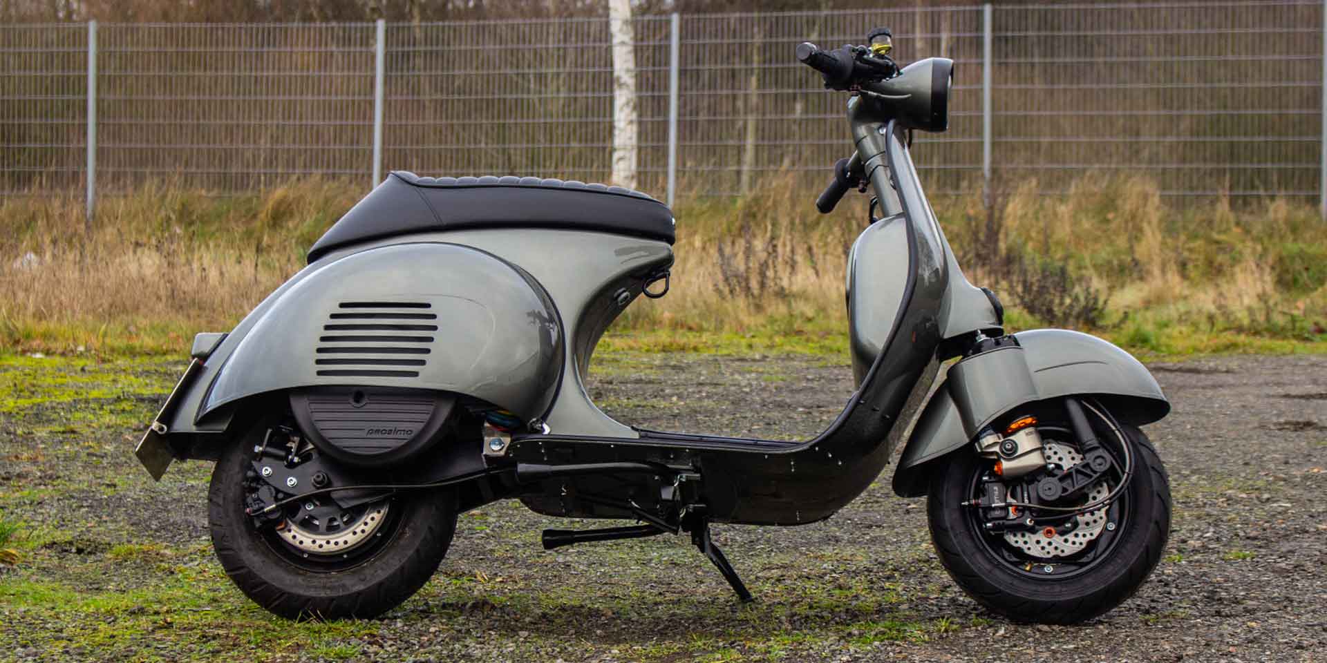 Elektrische Custom Vespa VNB mit Superlow Fahrwerk