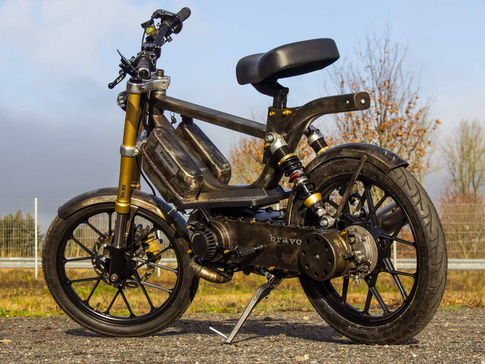 Piaggio Bravo Custom Moped mit Scheibenbremse und 125er Zulassung im Raw Metal Style