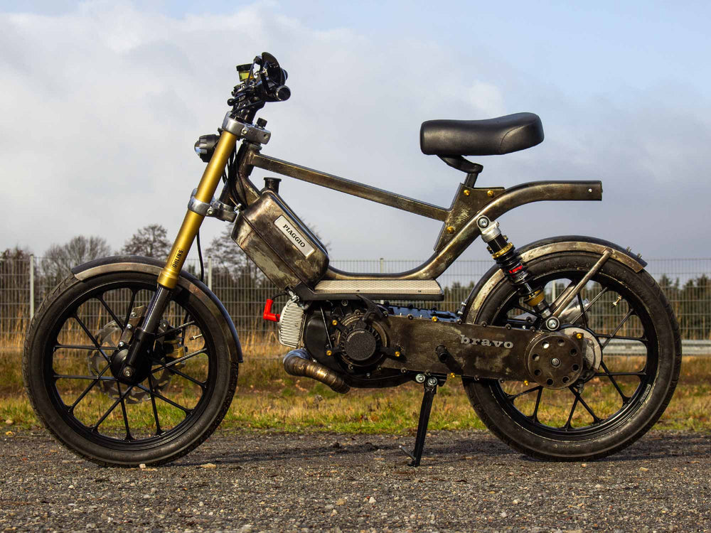 Piaggio Bravo Custom Moped mit Scheibenbremse und 125er Zulassung im Raw Metal Style