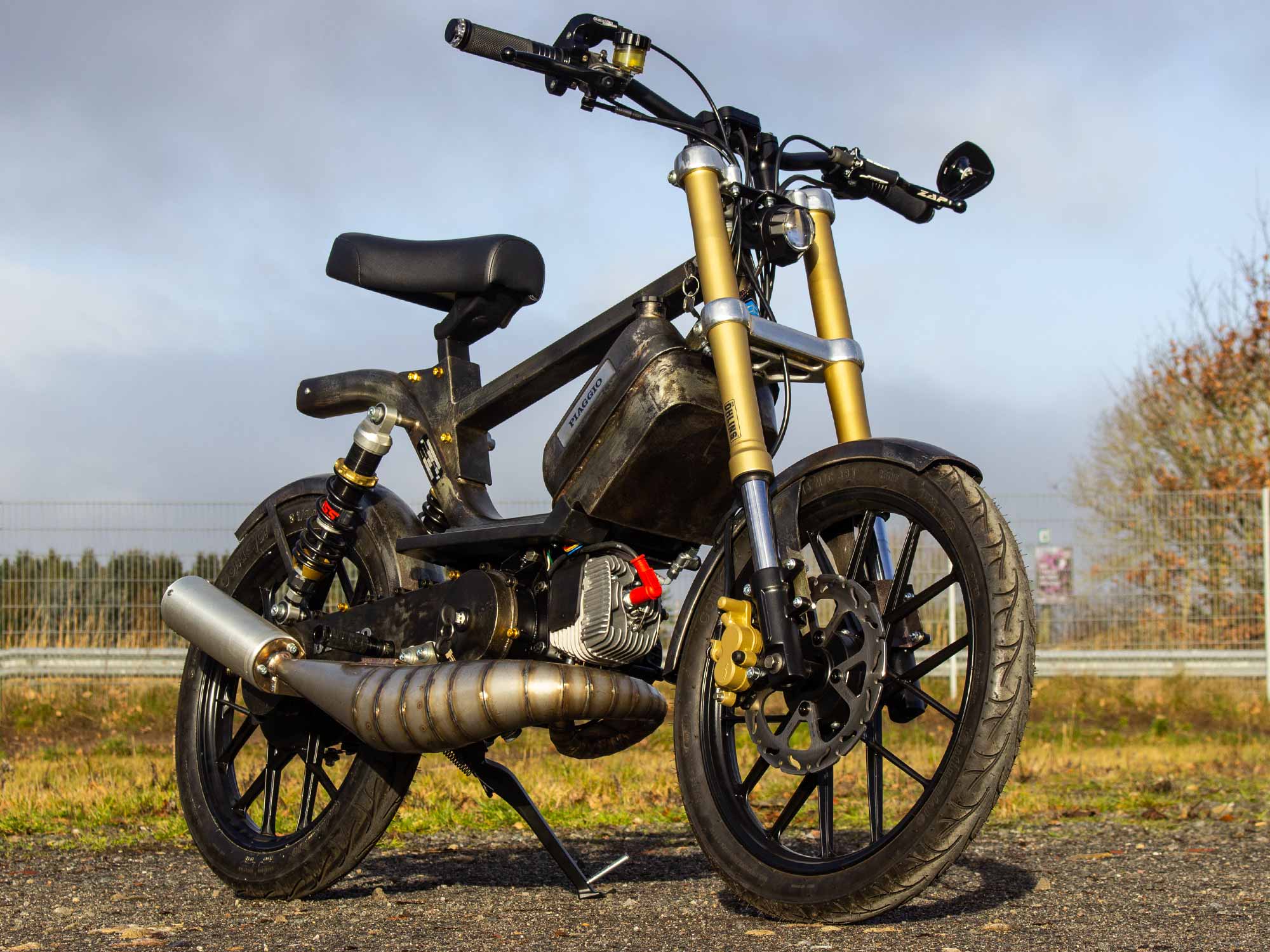 Piaggio Bravo Custom Moped mit Scheibenbremse und 125er Zulassung im Raw Metal Style