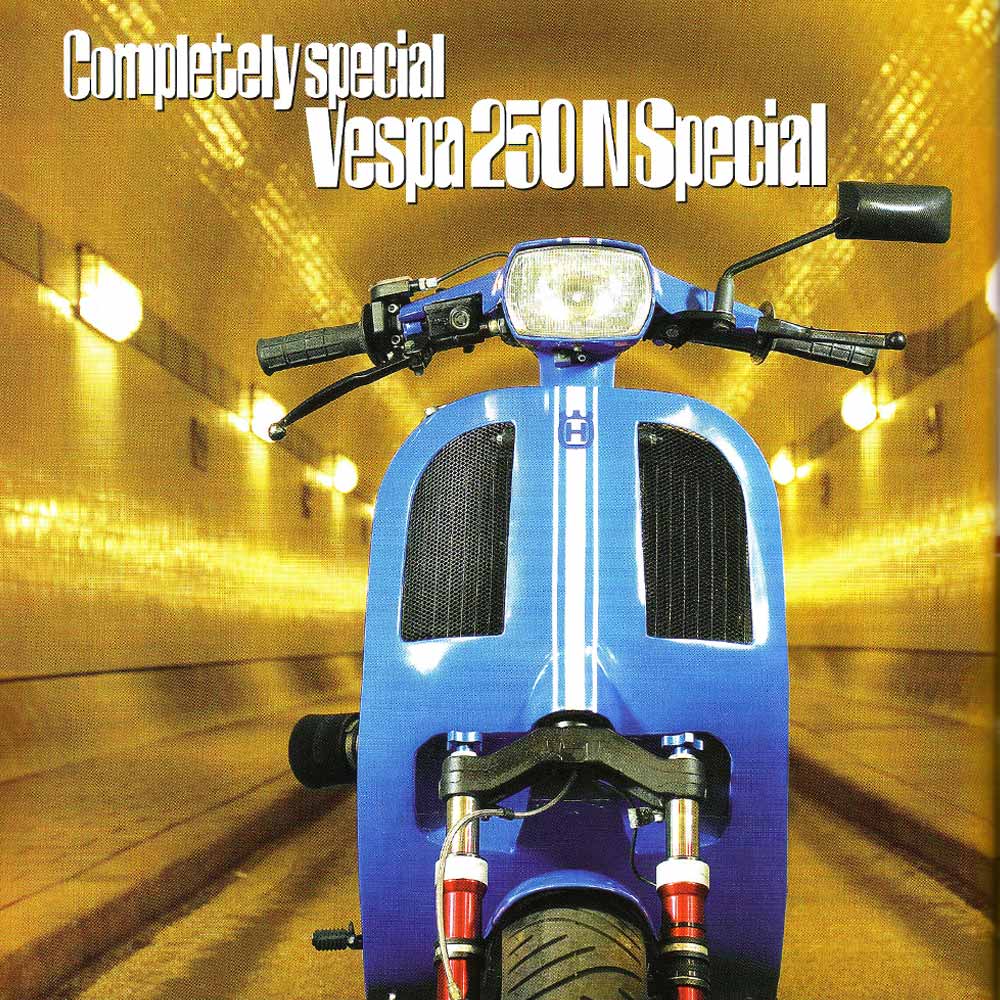 Die Vespa 250N auf der Titelseite des Scootering Magazins