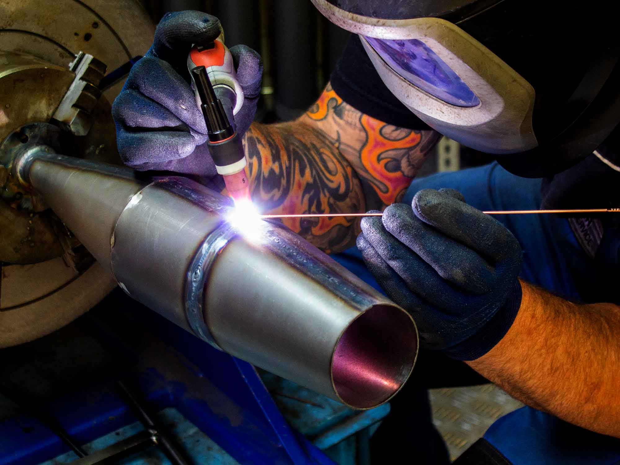 Vespa Auspuff Produktion in Handarbeit