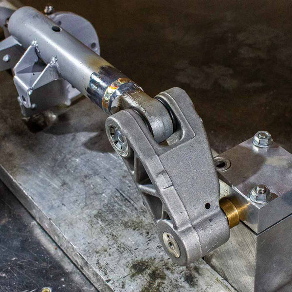 Kürzen einer Vespa PX Gabel in cnc-gefertigter Vorrichtung