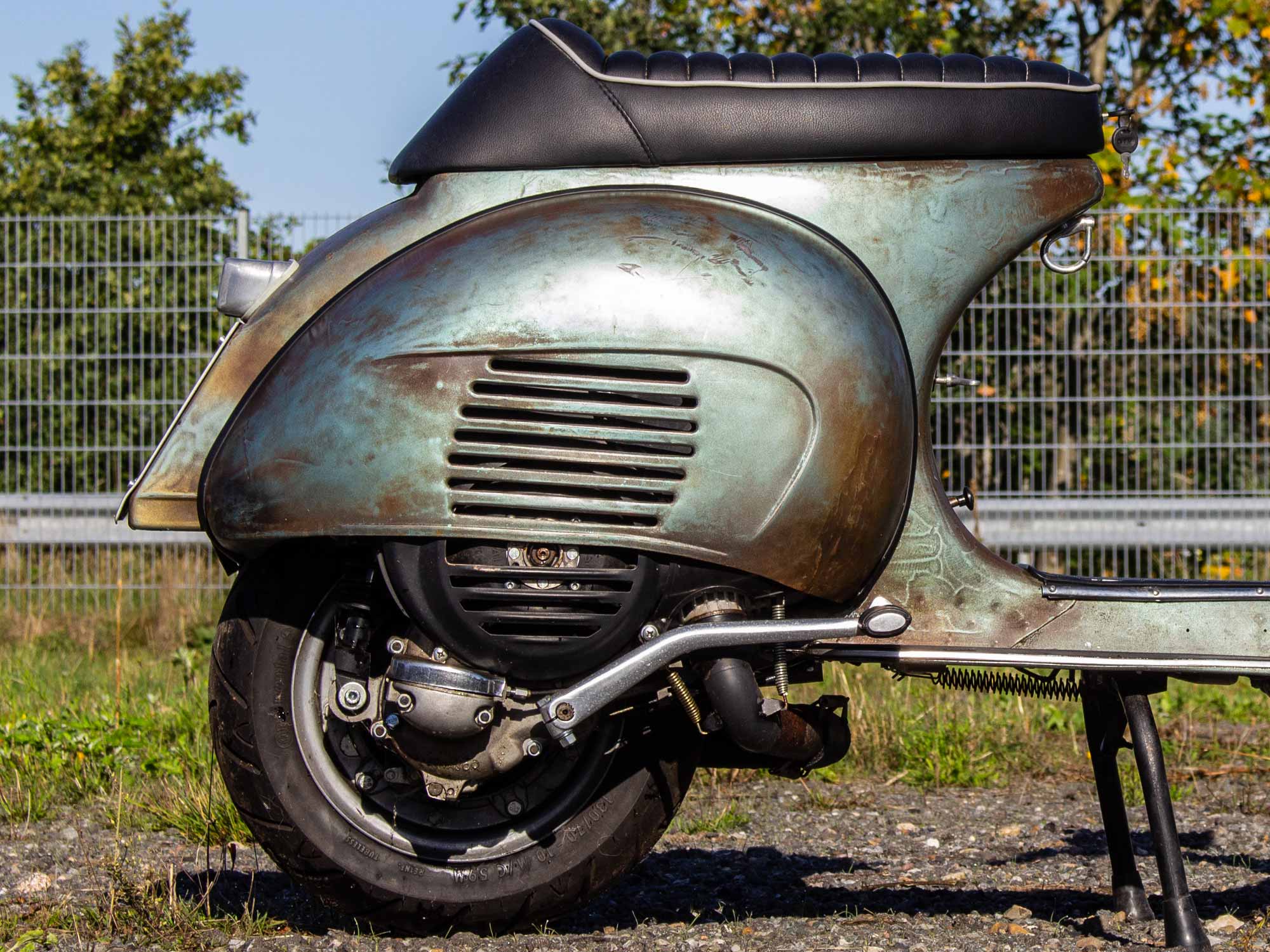 Umgearbeitetes Vespa PX Heck mit VNB Standard Seitenhauben