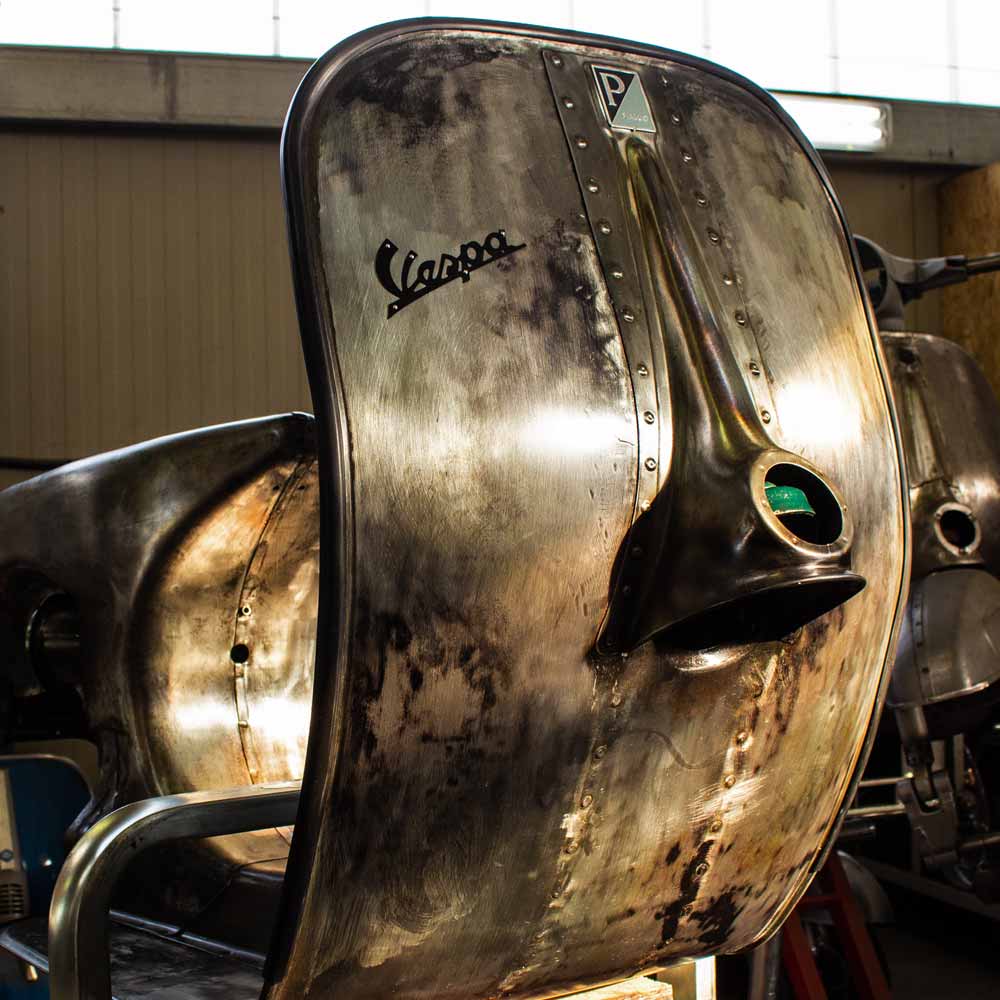Fertig lackierter Vespa Rahmen im Raw Metal Style