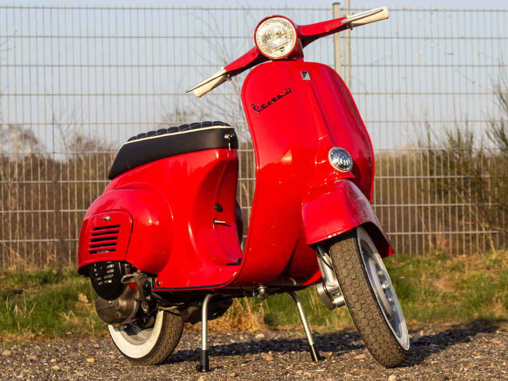 Vespa V50 1. Serie Restauration in Piaggio Rosso Corsa
