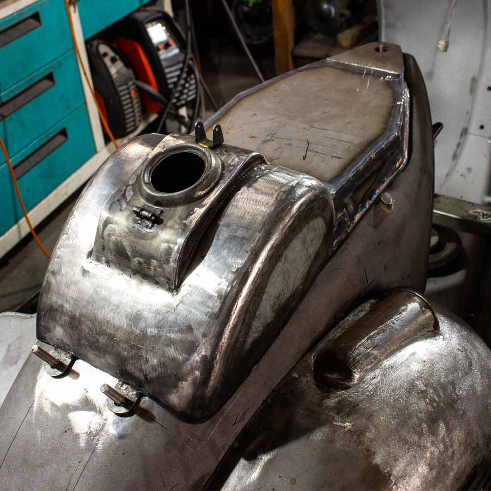 Handgefertigter Sitzbanktank für Vespa Wideframe Modelle